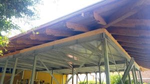 struttura metallica e tetto in legno