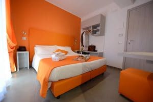 camera arancio hotel nuova orchidea