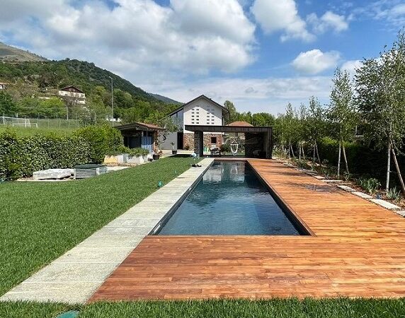Nuova piscina e area relax esterna<br data-lazy-src=
